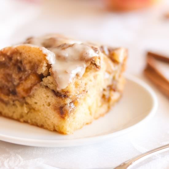 Apple Cinnamon Roll Cake