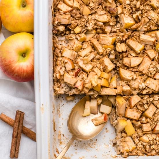 VEGAN APPLE CINNAMON BAKED OATMEAL