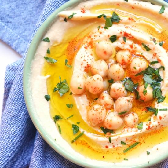 Creamy Roasted Garlic Hummus