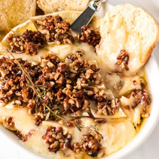 Baked Brie with Pecans & Honey