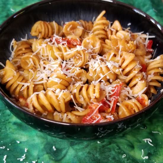 Balsamic cherry tomato pasta