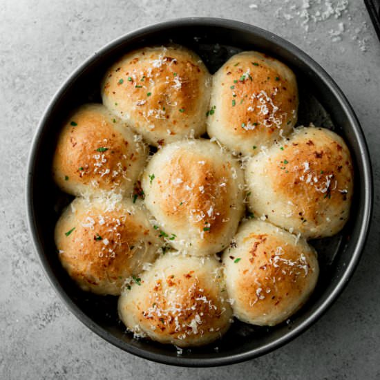 Garlic Butter Dinner Rolls