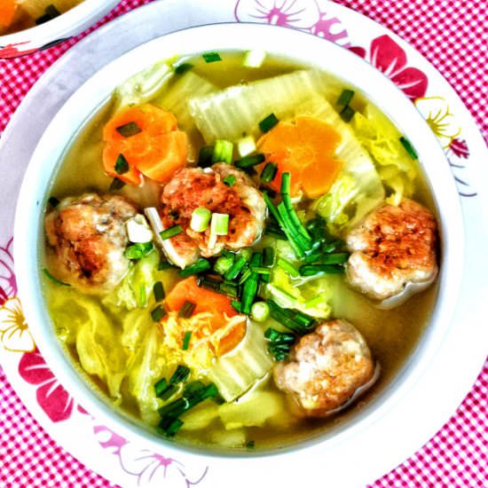 Chinese cabbage soup with meatballs