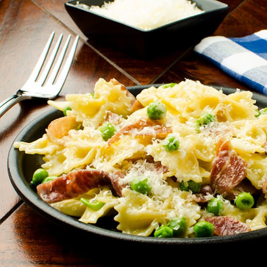Pasta with Peas, Prosciutto & Cream