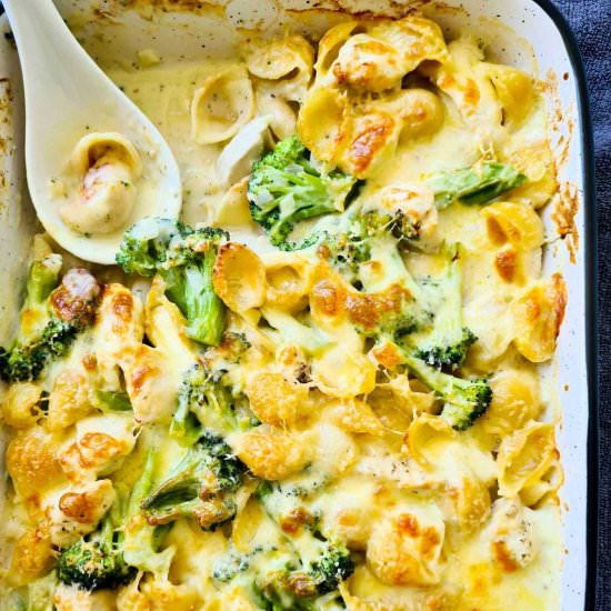 Creamy chicken broccoli pasta bake