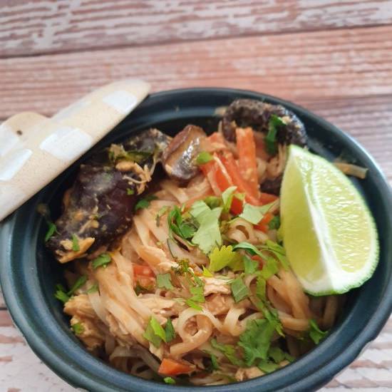 Rice noodles in peanut sauce