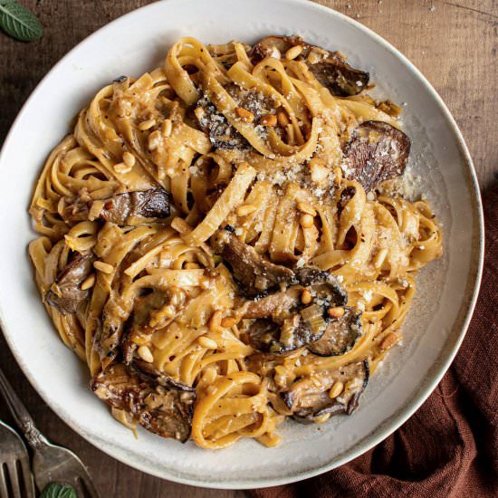Caramelized leek and mushroom pasta