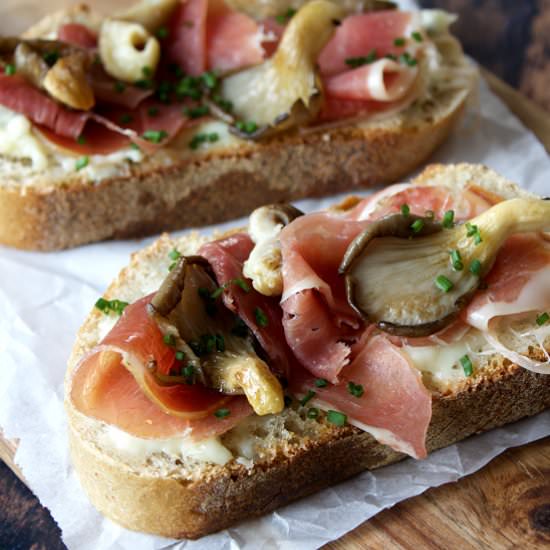 Gorgonzola & prosciutto toast