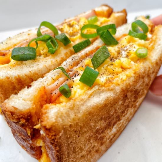 The Easiest Breakfast Egg Sandwich
