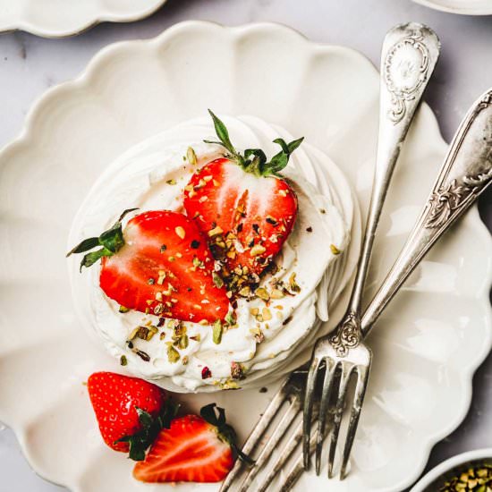 Best mini pavlova with strawberry