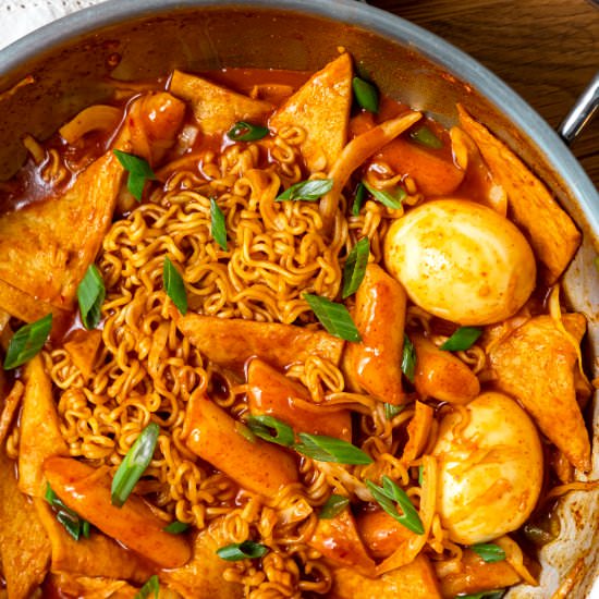 Easy Rabokki (Tteokbokki with Ramen)