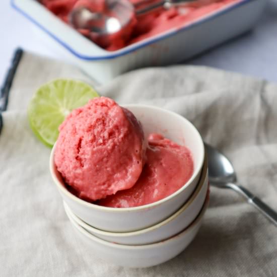 Rhubarb icecream with lime