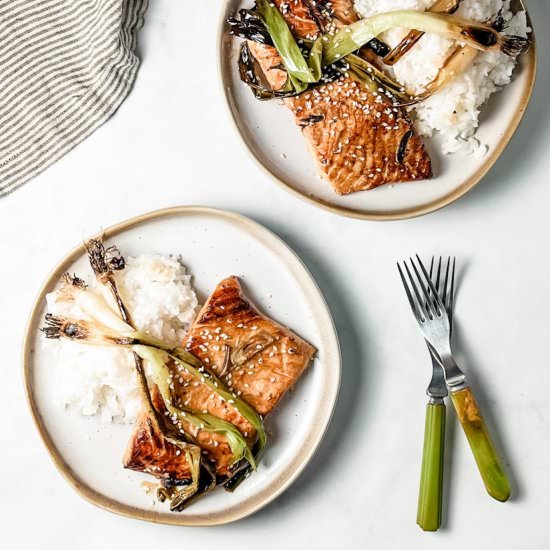 broiled salmon with scallions