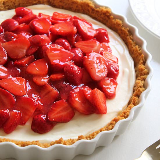 Pretzel and strawberry pie