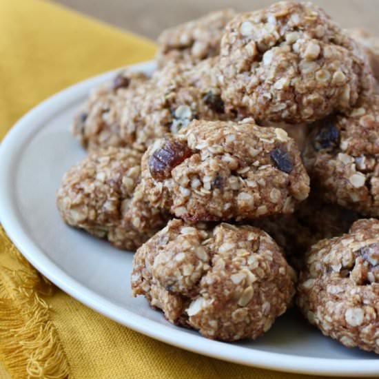 Chewy Vegan Oatmeal Date Cookies