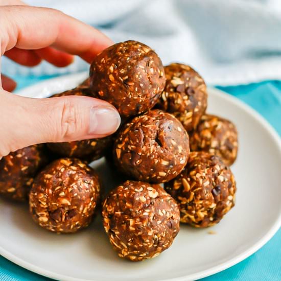 Chocolate peanut butter energy ball