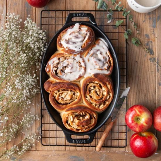 Cinnamon Rolls w Apple Pie Filling