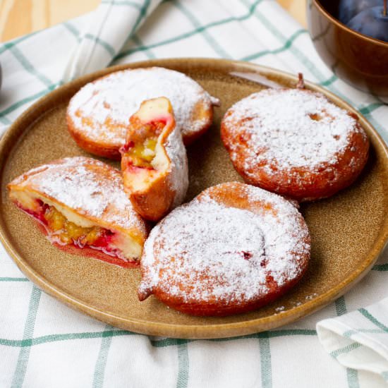 Yeast pancakes with plums