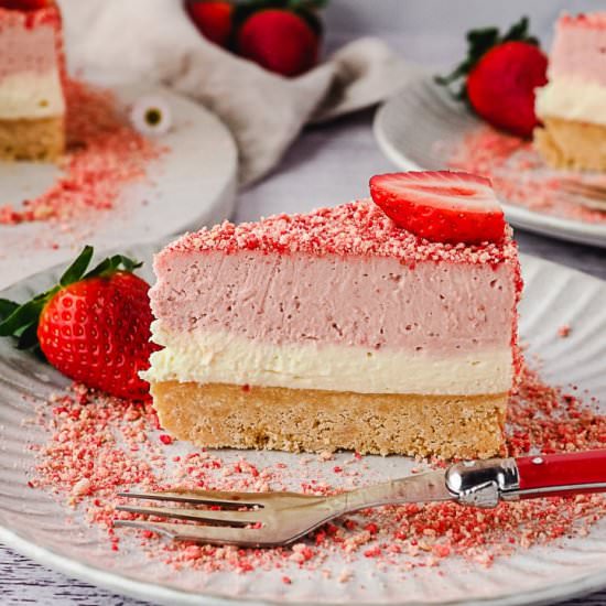 Strawberry crunch cheesecake