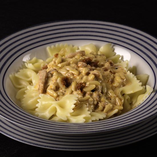 Farfalle pine nuts & dried tomatoes