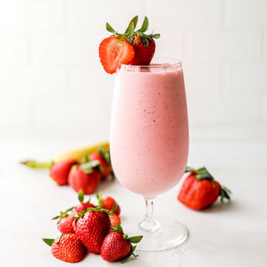 Perfect Strawberry Yogurt Smoothie
