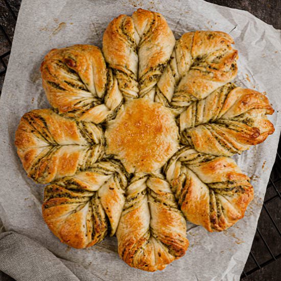 Pesto Parmesan Star Bread