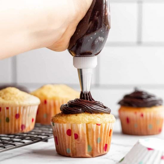 Frost Cupcakes Without A Piping Bag