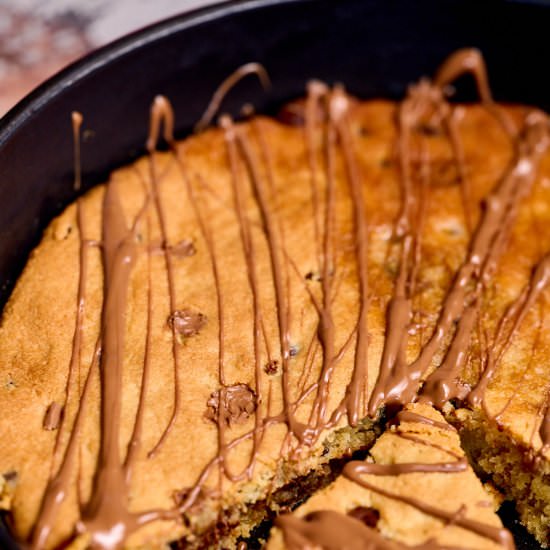 Keto Chocolate Chip Skillet Cookie