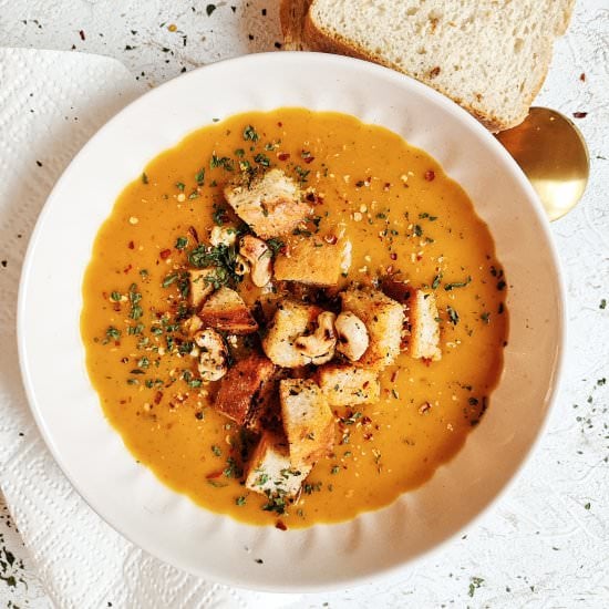Creamy Pumpkin Soup with Croutons