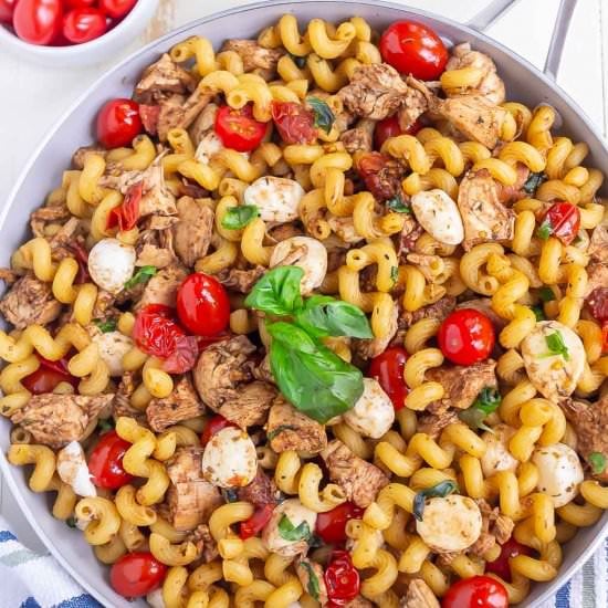 Easy Chicken Caprese Pasta
