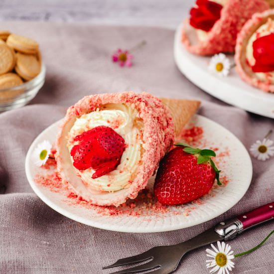 Strawberry Crunch Cheesecake Cones