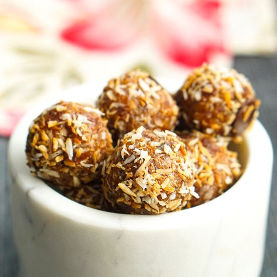 Healthy Chocolate Date Balls