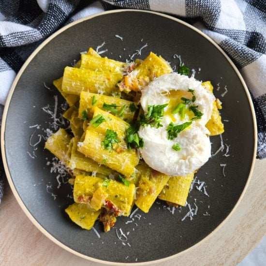 Pesto Rigatoni with Sundried Tomatoes Feature image