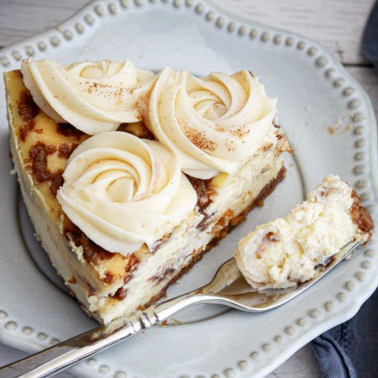 Cinnamon Roll Cheesecake