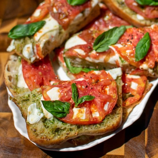 Pesto Caprese Garlic Bread