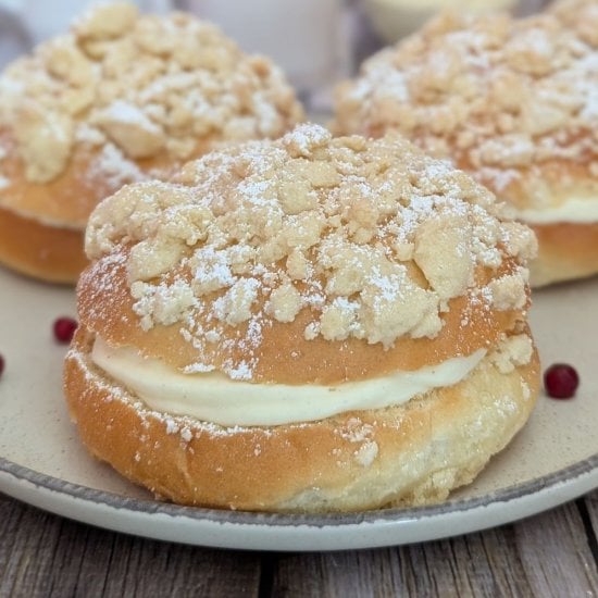 Crumble Buns with Custard Filling