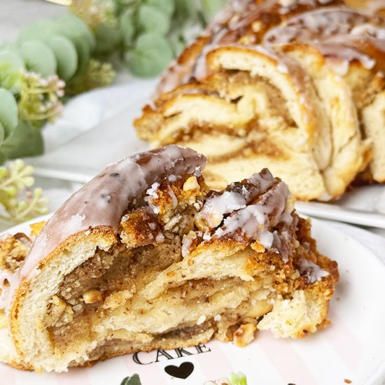 Yeast Dough Nut Plait: Juicy, Nutty