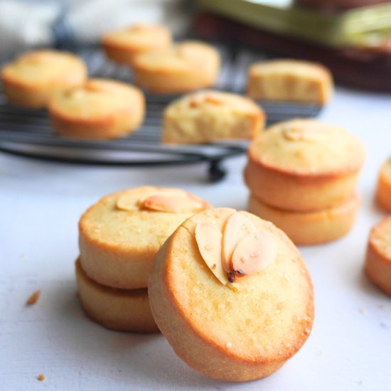 Easy Almond Shortbread Cookies