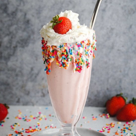 Easy Banana Strawberry Milkshake