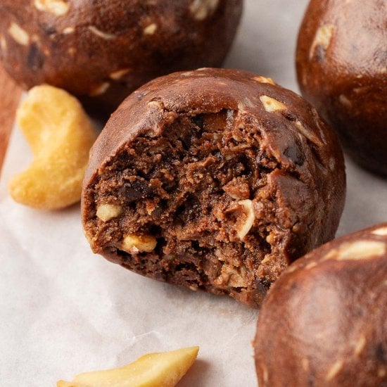 Chocolate Cashew Energy Bites
