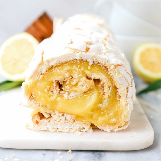 Meringue Roulade with Lemon
