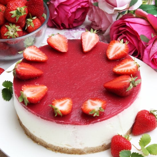 No-Bake Strawberry Skyr Cake