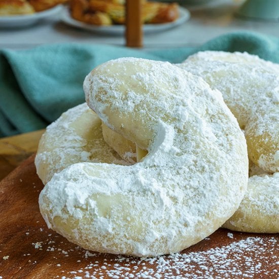 Amaretto Almond Crescent Cookies