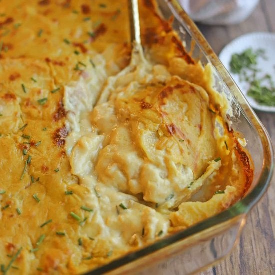 Cheesy vegan scalloped potatoes