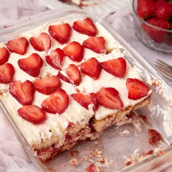 No-Coffee Strawberry Tiramisu