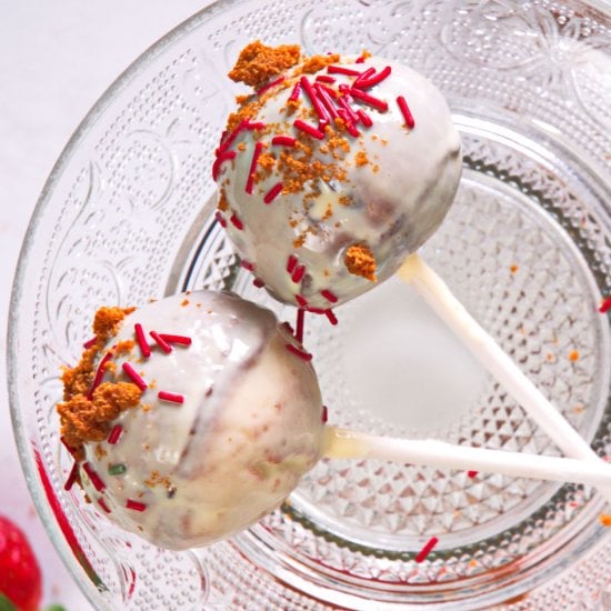 Easy Strawberry Shortcake Pops