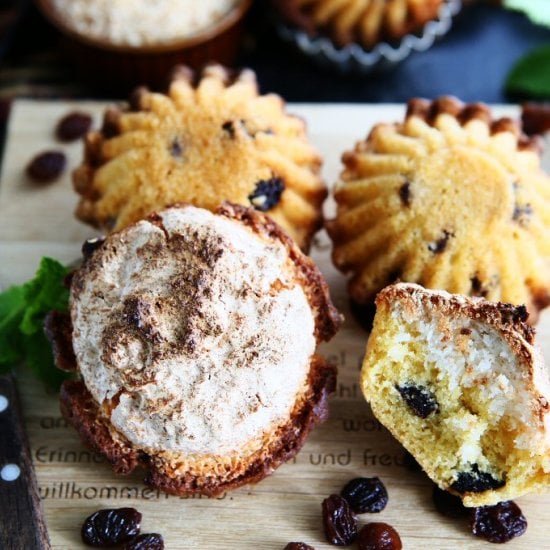 Raisin Muffins with Coconut Macaroo