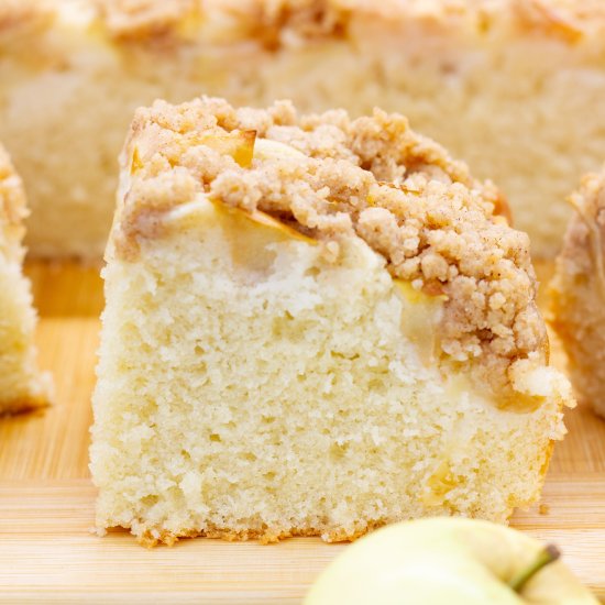 Cake with Apple and Crumble