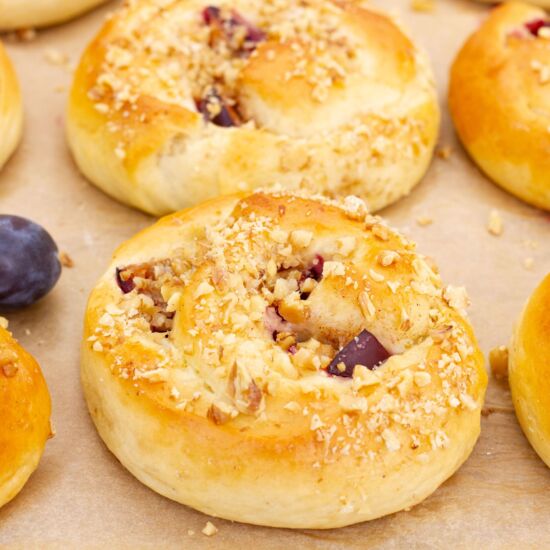 Buns with Custard and Plums