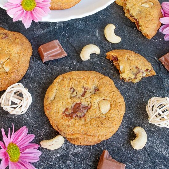 Cashew and Milk Chocolate Cookies